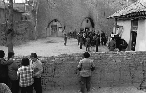 2岁男童被猪吃的只剩下骨架，母亲却在打麻将，父亲反而哈哈大笑