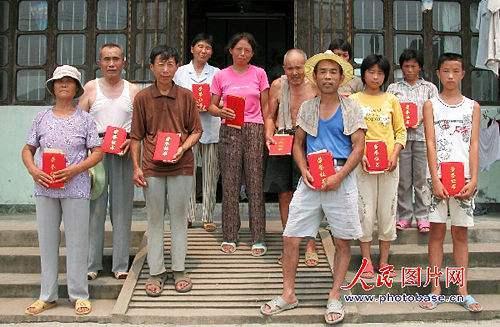 小学生在鱼塘捞起中国最早的黄金货币，文物局立马送来了荣誉证书