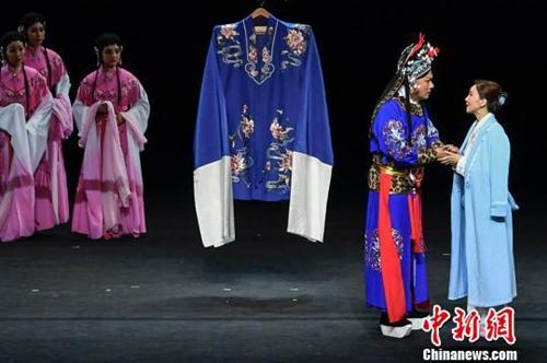 舞台上风光背后的艰辛：学京剧有多苦？