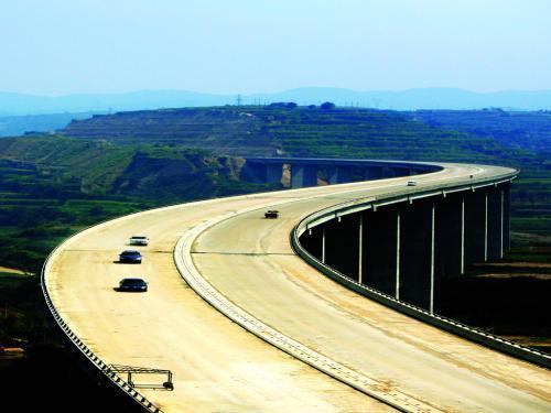 中国内地第一条建设的高速公路: 沈大高速公路