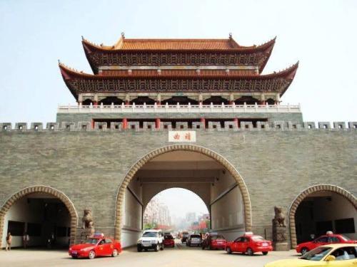云南曲靖南城门，著名地标性建筑，非常雄伟壮观！
