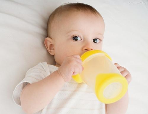 母乳喂养的宝宝一口水也不能喝？其实宝宝适量喝水还可以清洁口腔