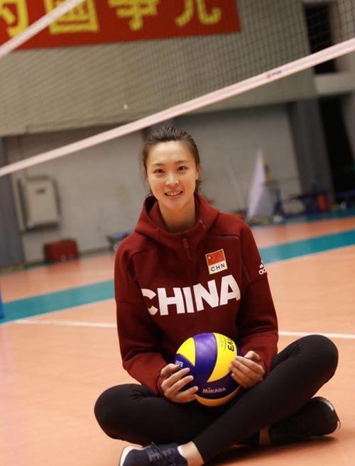 不舍！中国排球女神惠若琪正式退役，队友拥抱相送现场十分温馨