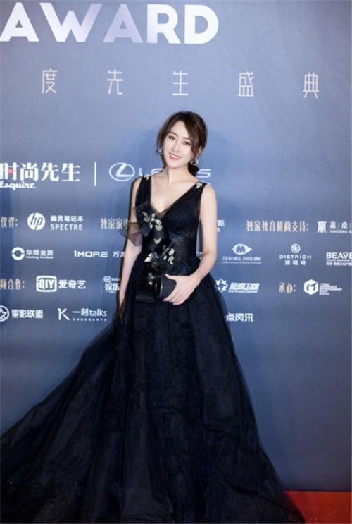 马苏黑色亮片鱼尾裙出席颁奖礼，这是近期黑色造型中最美的一套啦