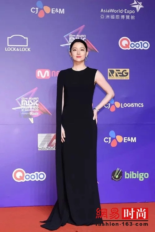 46岁李英爱驻颜有术，大长今14年后仍少女，黑长裙秒杀一票小花！