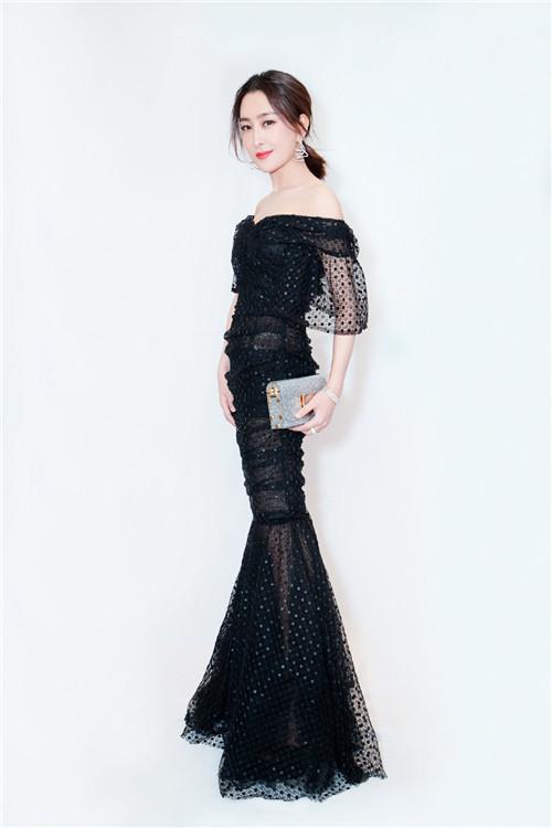 马苏黑色亮片鱼尾裙出席颁奖礼，这是近期黑色造型中最美的一套啦