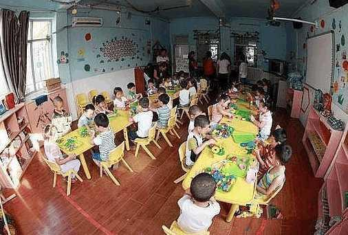 就去一天幼儿园, 4岁儿子不会尿尿了, 引的爸爸破口大骂