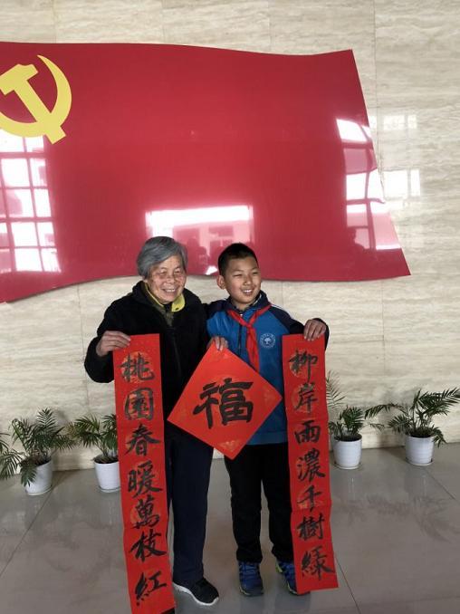 寻访传承人，学习剪纸手艺…… 小学生传承民间手艺！