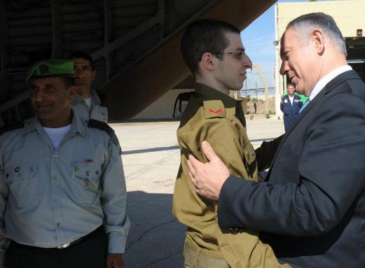 以色列答应1027个囚犯换一个士兵，总理：士兵身上不能看到一处伤