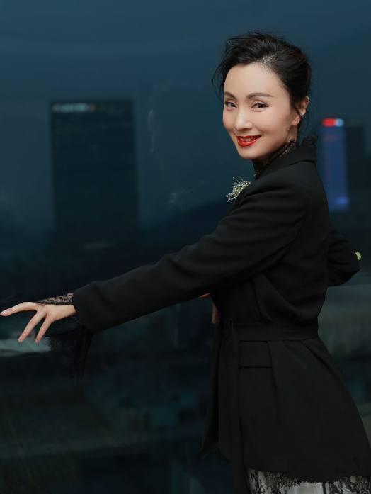 陶虹真会穿！西装搭配蕾丝衫美出新高度，网友：这么美徐峥知道吗