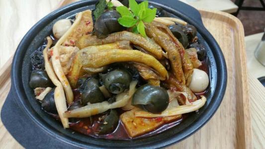 特色小吃之柳州螺蛳鸭脚煲实在太香太好吃了！！！！