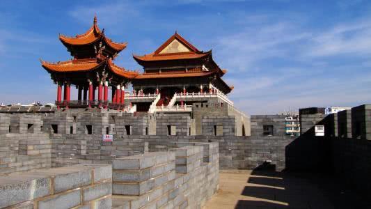 云南曲靖南城门，著名地标性建筑，非常雄伟壮观！