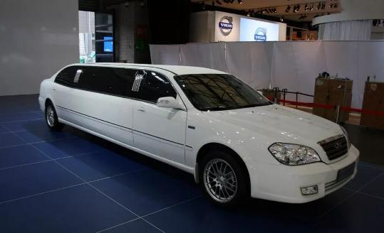 罕见的国产加长礼宾车，车长7.5米内部如宫殿般奢华！