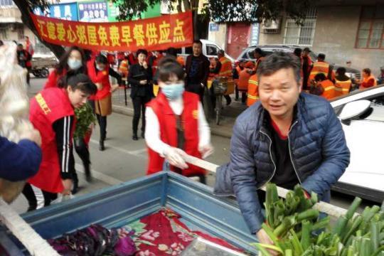 微漯河影像：漯河汇德爱心粥屋开业，路过菜贩捐赠一车蔬菜