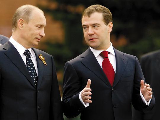 俄总理不参加总统选举，还想与普京继续玩“二人转”吗？