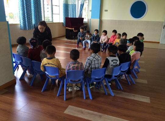 儿子每次从幼儿园回来就着急上厕所,知道原因宝妈气坏了