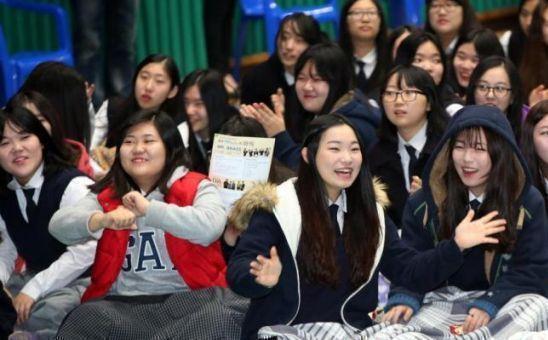 这才是真是的韩国高中生, 并不是韩剧那样子的
