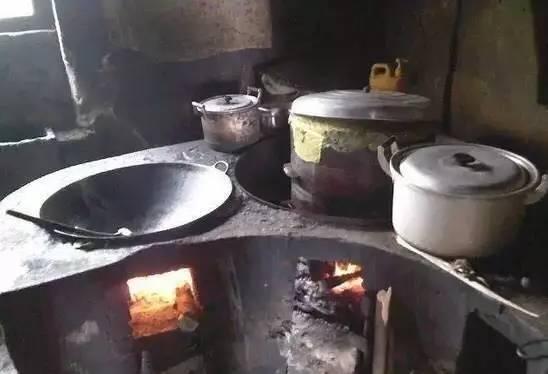 农村的土灶头，烧柴火煮饭的味道，你还记得吗？