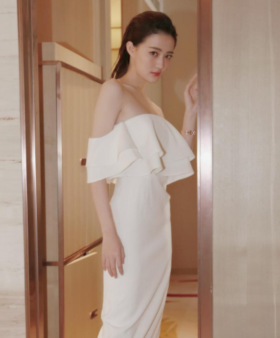 曝光：徐璐的白裙，刘亦菲的帅气皮衣，哪一款好看？