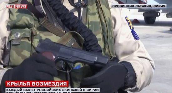 中国飞行员自卫手枪被吐槽，性能比俄军牺牲飞行员配枪差远了