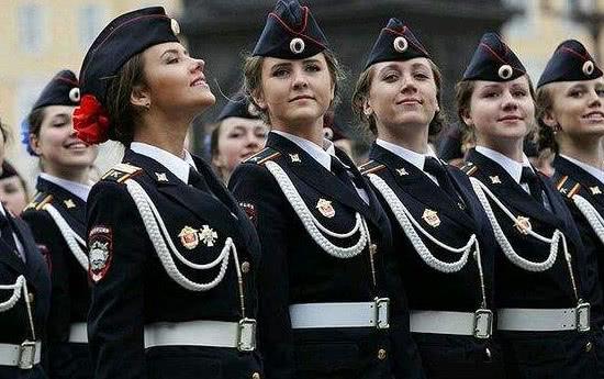 俄罗斯女兵个个气质出众，为何选择去参军？真相没你想的那么简单