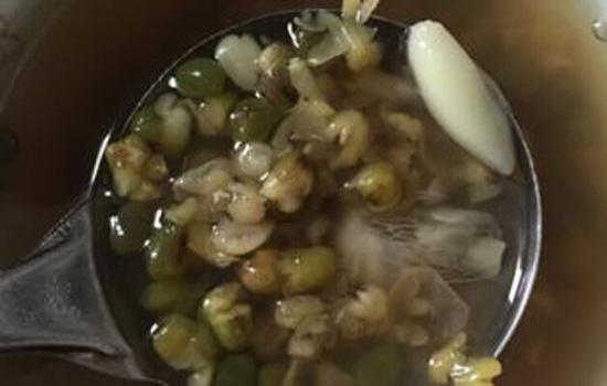 铁锅煮绿豆汤能吃吗 什么不能用铁锅煮
