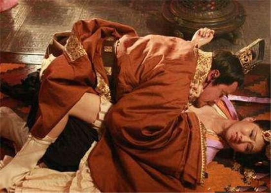 此皇帝撤退途中还不忘频繁宠幸妃子，结果暴毙，后被手下制成腊肉