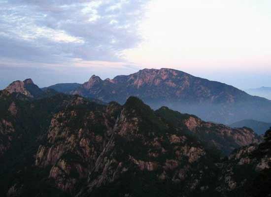 “采菊东篱下、悠然见南山”，探古访幽陶渊明种菊观山之隐居之地