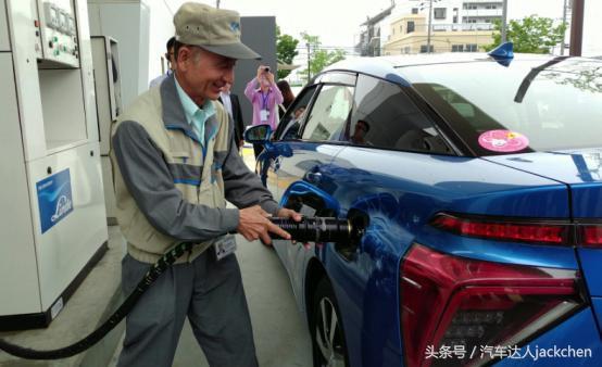 丰田不走寻常路，新能源汽车不插电、不加燃油，难道靠颜值吗？