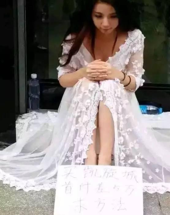 美女街头乞讨,当人们得知她的乞讨原因后,纷纷骂其不要脸!