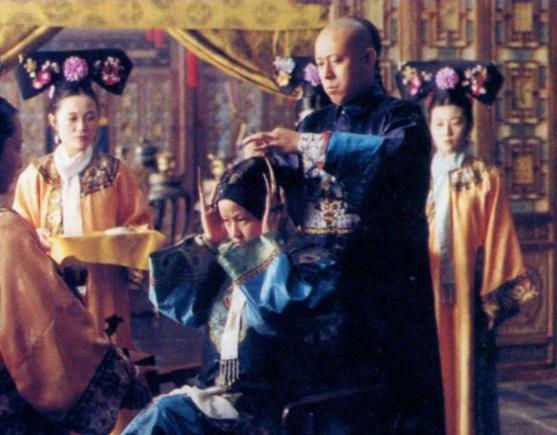 清朝真实照片中，70岁慈禧太后为何无白头发？这要感谢身边女官