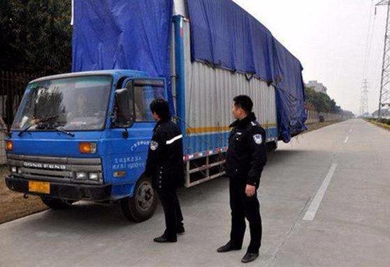 警察同志查获1辆大货车 打开车内时网友看了都流口水了