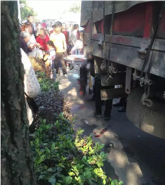 昨天下午温溪发生严重车祸，女子被大货车碾压，现场十分血腥