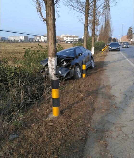 男子驾驶大众速腾回农村