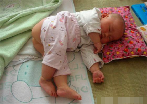 每天搂着宝宝睡觉既喜又忧，那种感觉只有妈妈知道