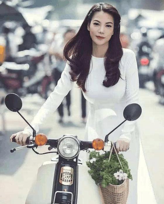 越南姑娘身穿白色奥黛 宛如南方女子般温婉尔雅
