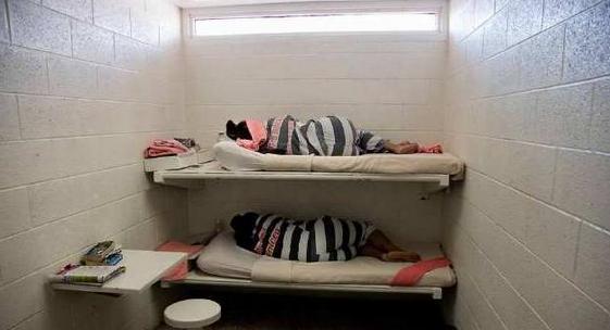 世界上最大的女子监狱，夜晚难以入睡，每月都有120人左右怀孕