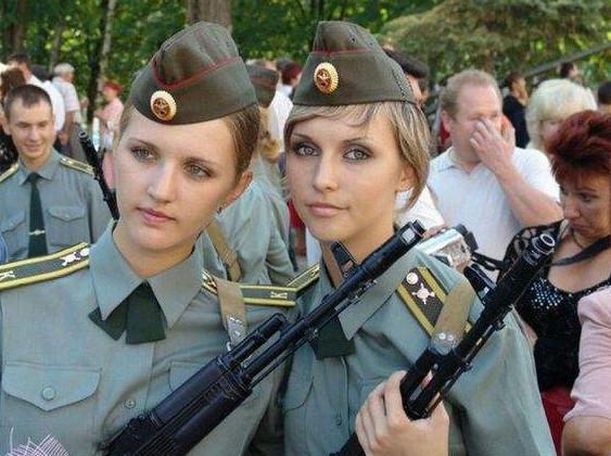 俄罗斯女兵个个气质出众，为何选择去参军？真相没你想的那么简单
