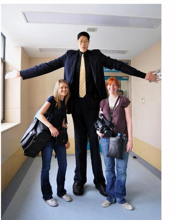 2米42“亚洲第一巨人”张俊才，与娇妻相差77cm，结婚19年没怀孕