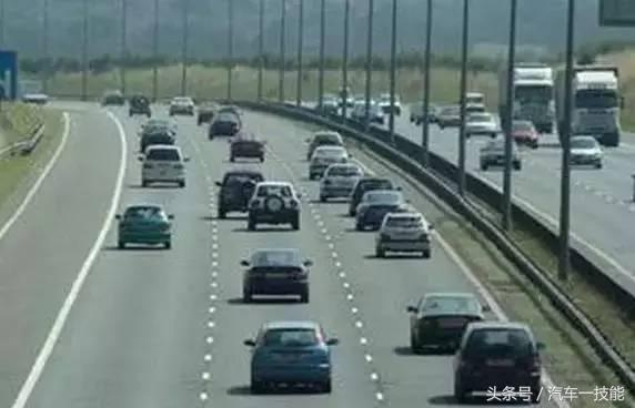 春节：5个高速路跟车技巧，必要时能救命