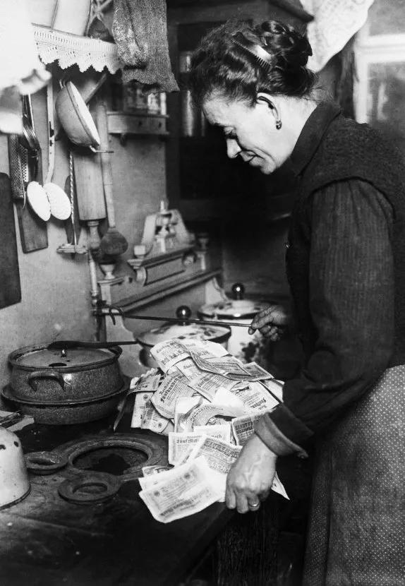1923 年德国超级通胀︰用钱生火当墙纸 2000 亿马克才买一个面包