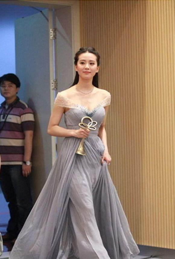 43岁周迅和30岁刘诗诗撞衫,小13岁输个精光,一个大妈一个少女