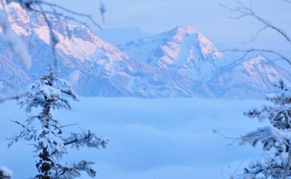 “窗含西岭千秋雪，门泊东吴万里船”这就是杜甫笔下的西岭雪山