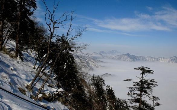 “窗含西岭千秋雪，门泊东吴万里船”这就是杜甫笔下的西岭雪山