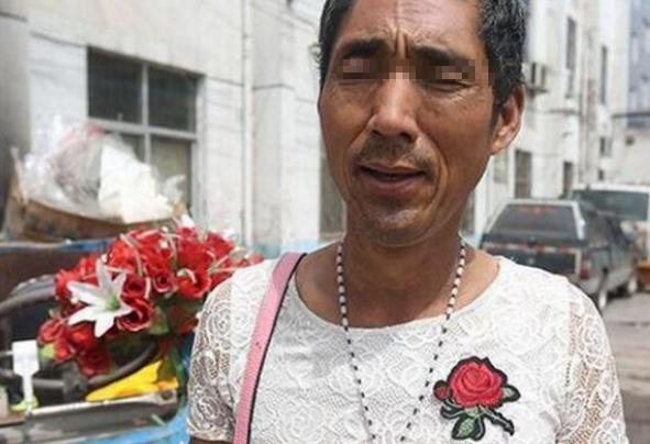 六十岁老头同性恋三年同居，却让周围的人都羡慕不已！