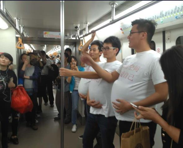 车厢里出现4个怀孕的男性，大家纷纷给他们让座，原因让人落泪！