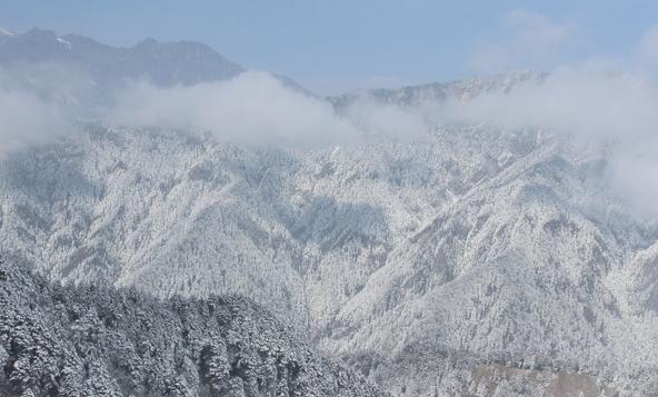 “窗含西岭千秋雪，门泊东吴万里船”这就是杜甫笔下的西岭雪山