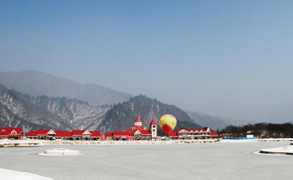 “窗含西岭千秋雪，门泊东吴万里船”这就是杜甫笔下的西岭雪山