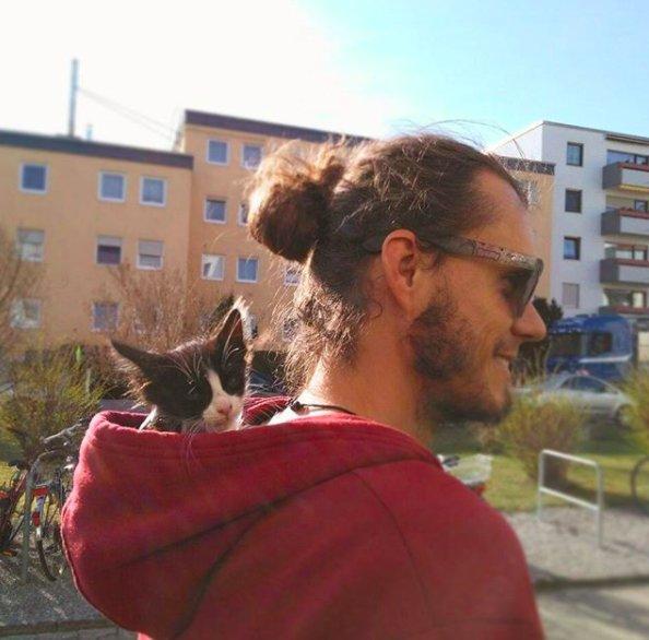 流浪的小猫咪遇见32岁背包客后，成为他旅行中的灵魂伴侣！