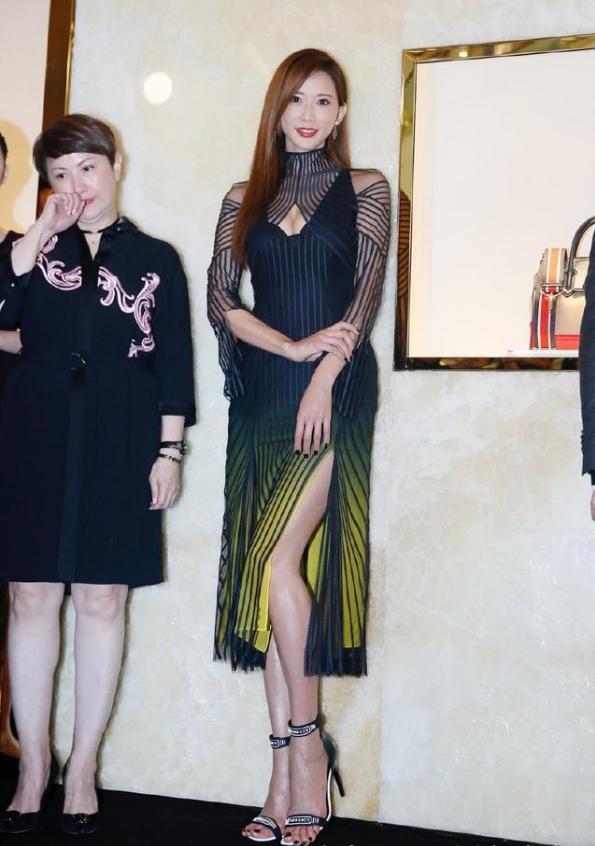 林志玲穿透视裙现捞金活动，网友：这凸起的小腹看得人好尴尬啊！